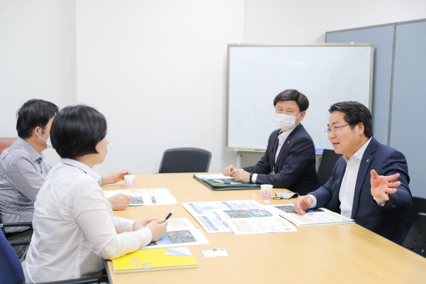 오세현 아산시장이 정부세종청사를 방문해 지역현안 사업 정부예산 반영을 요청하고 있다.