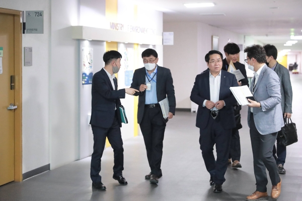 오세현 아산시장이 정부세종청사를 방문해 지역현안 사업 정부예산 반영을 요청하고 있다.