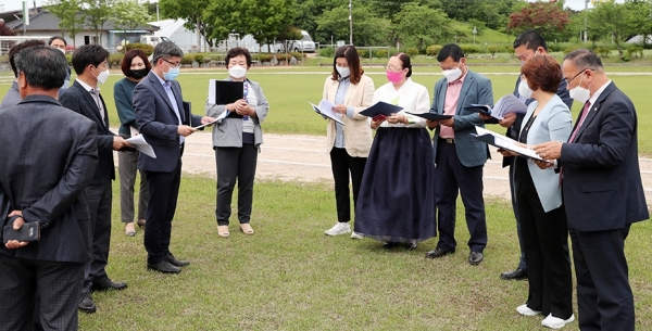 20일 서산시의회 총무위원회(위원장 이연희)는 가사초등학교 다목적강당 증축 사업 대상지와 파크골프장 펜스 설치사업 대상지를 방문해 각 사업의 추진 경위 등을 청취한 뒤 현장을 점검하며 예산 사업 타당성을 검토했다.