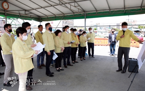 아산시 담당부서로부터 온양2촉진지구(싸전지구) 도시개발사업에 대한 설명을 듣고 있다