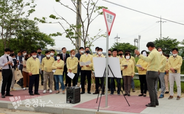 배방월천지구 회룡교 사거리 교차로 문제점에 대하여 관계자들과 의견교환을 나누고 있다.
