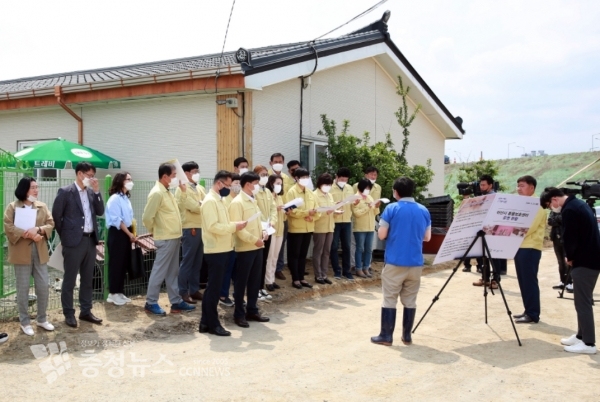 아산시 동물보호센터 운영현황에 대한 설명을 듣고 있다.