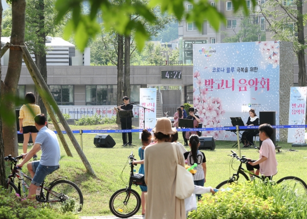 23일 토요일 도안동 아이파크아파트에서 코로나 블루 극복을 위한 찾아가는 발코니 음악회 2회차 공연을 개최했다