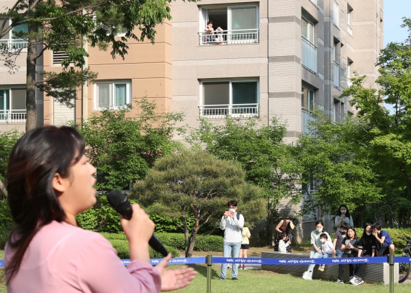 23일 토요일 도안동 아이파크아파트에서 코로나 블루 극복을 위한 찾아가는 발코니 음악회 2회차 공연을 개최했다