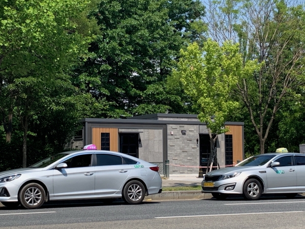 둔산동 동남녹지에 설치된 공중화장실