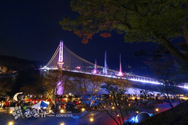 예당호 출렁다리와 음악분수를 찾은 방문객들