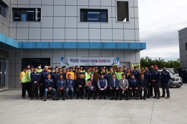지난 20일 생활폐기물 수집·운반 대행업체 중부환경 주식회사를 방문해 환경미화원들의 노고를 격려하고 기념 단체사진