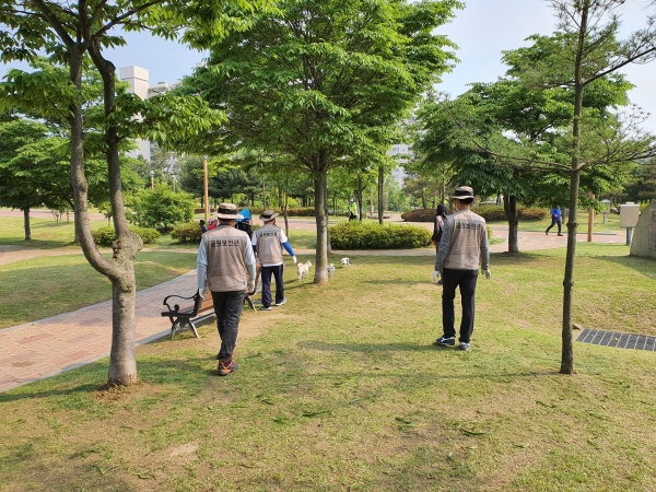 천안시 공원보안관이 공원 내 금지행위를 단속하고 있다.