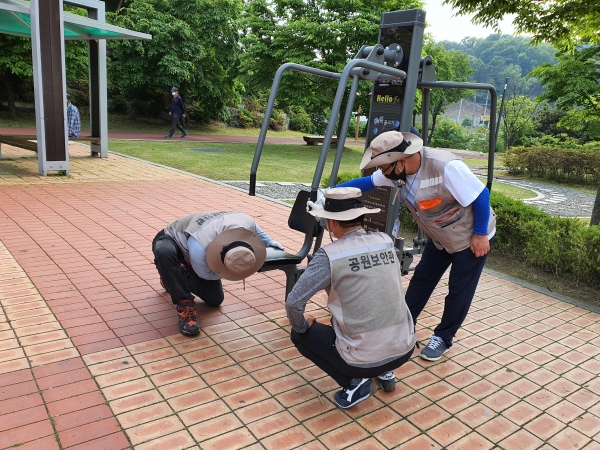 천안시 공원보안관공원이 시설물을 점검하고 있다.