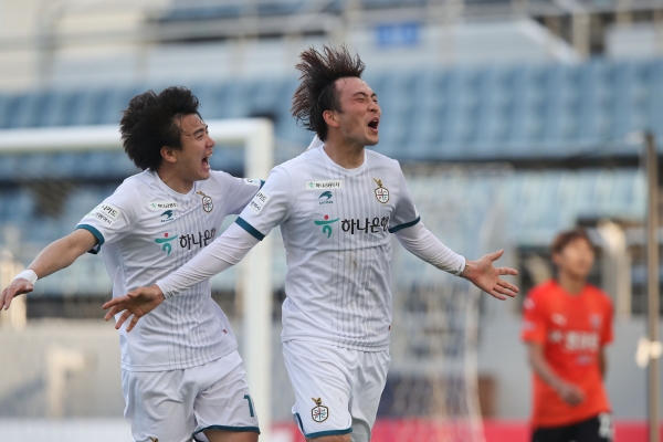 제주전 역전골 후(왼쪽부터 박용지, 윤승원).