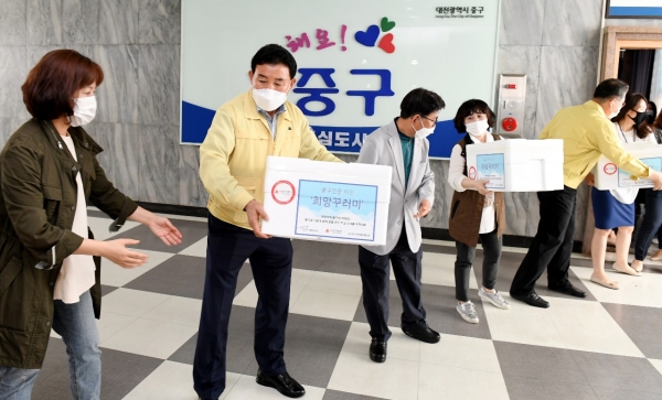 대전 중구 지역사회보장협의체(공공위원장 박용갑 중구청장/민간위원장 김영기)는 25일 코로나19로 어려움을 겪고 있는 지역 업체와 취약계층 지원을 위해 ‘희망!2040’ 지원사업을 진행했다