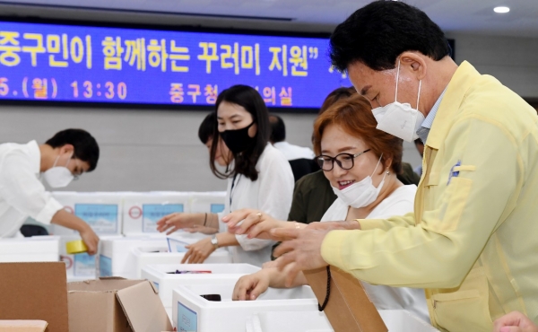 대전 중구 지역사회보장협의체(공공위원장 박용갑 중구청장/민간위원장 김영기)는 25일 코로나19로 어려움을 겪고 있는 지역 업체와 취약계층 지원을 위해 ‘희망!2040’ 지원사업을 진행했다