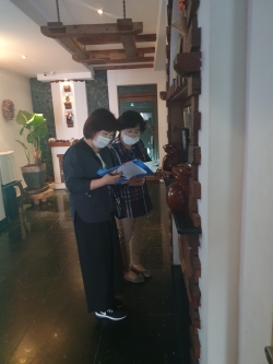 지난 22일 점검단이 숙박업소의 공중위생서비스를 평가하는 모습