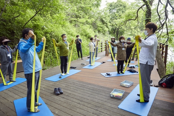 제3기 산림복지 블로그기자단이 25일 경북 영주시 봉현면 국립산림치유원에서 열린 팸투어에서 '균형 치유(Balance Therapy)' 프로그램을 체험하고 있다