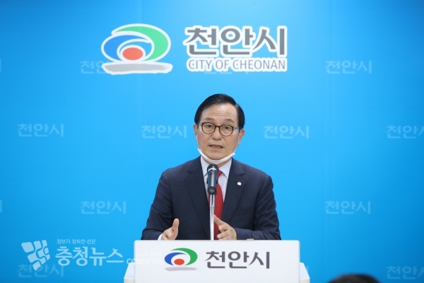 인터뷰 하는 박상돈 천안시장 / 충청뉴스 최형순 기자