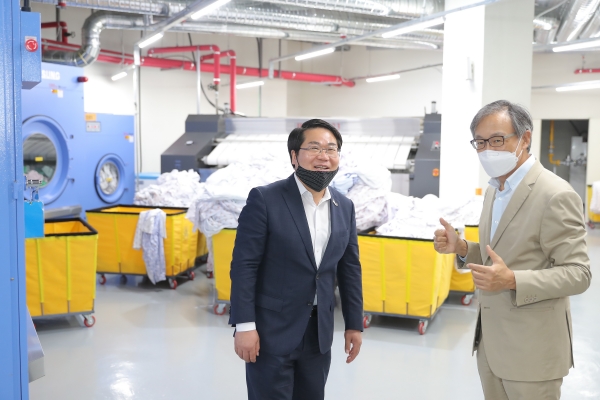 두레주식회사 사업장을 살펴보는 오세현 아산시장