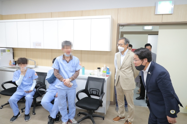 오세현 아산시장이 두레주식회사 근로자를 만나 인사하고 있다.