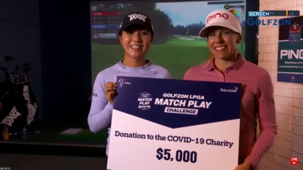 지난 25일 대전 유성구 골프존조이마루와 미국 플로리다주 세계골프 명예의 전당에서 실시간 개최된 ‘골프존 LPGA 온라인 매치플레이 챌린지에 참여한 리디아고-퍼닐라 린드버그 조가 코로나19 기부금 전달식 개최