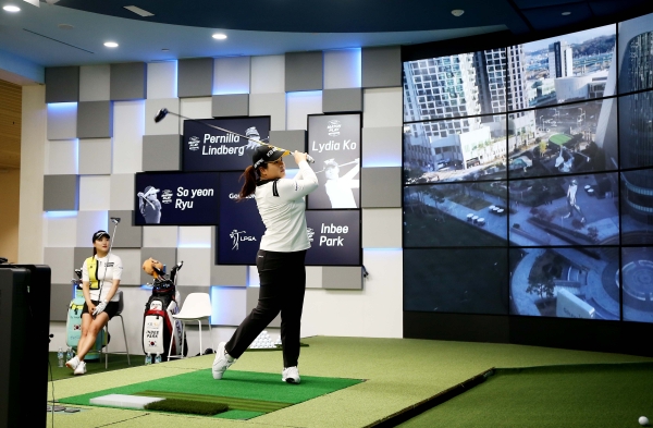 지난 25일 대전 유성구 골프존조이마루와 미국 플로리다주 세계골프 명예의 전당에서 실시간 개최된 ‘골프존 LPGA 온라인 매치플레이 챌린지에 참여한 박인비 선수가 경기를 펼치고 있다