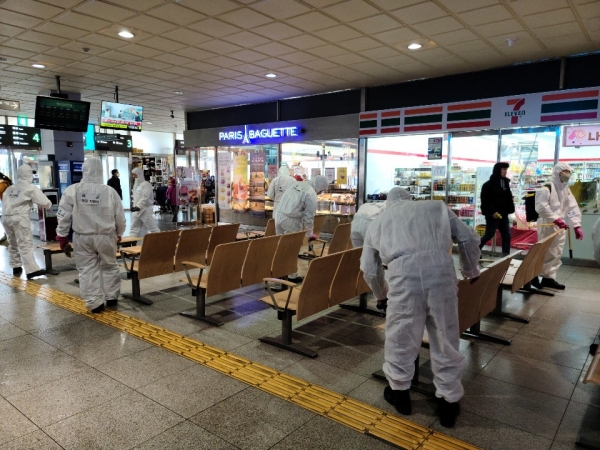 코로나19 자료사진_터미널 방역소독 모습