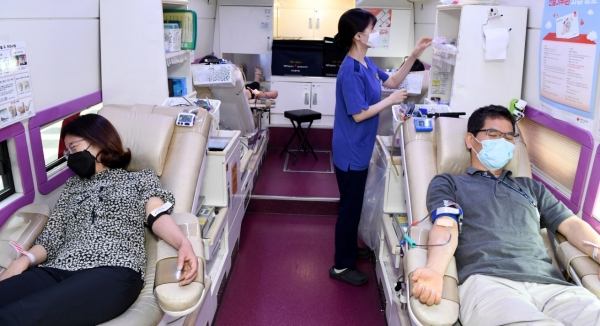 26일 중구청 정문 주차장에서 공무원과 일반 시민을 대상으로 사랑의 헌혈운동을 진행했다