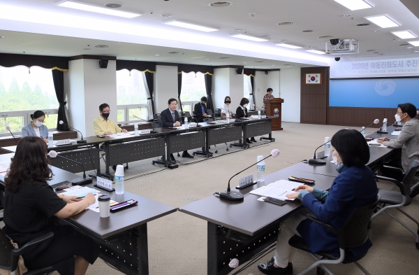 26일, 청사 장태산실에서 아동 관련 전문가 등 12명이 참석한 가운데 ‘2020년 제2차 아동친화도시 추진위원회’ 개최
