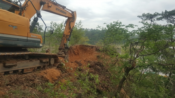 급경사지 안전공사중(흙깍기)