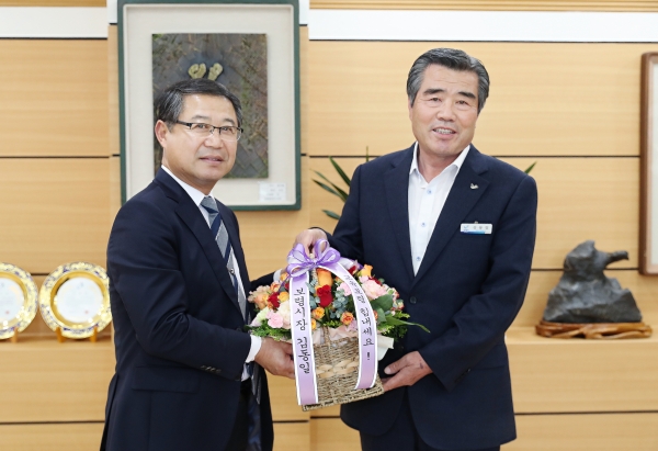 서정문 교육장(좌측)에게 꽃바구니 건네는 김동일 시장