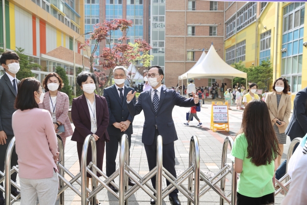 27일 박상돈 천안시장이 천안불무초등학교를 방문해 시설을 둘러보며 방역체계를 점검하고 있다.