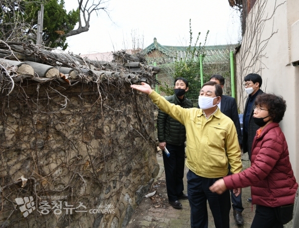 황선봉 예산군수가 사업장을 점검하는 모습