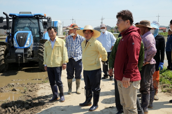 노박래 서천군수, 모내기 현장 방문해 농민 격려