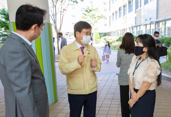 교직원 격려하는 최교진(가운데) 교육감