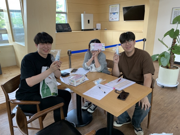 직무체험 학생들에게 손소독제와 마스크제공