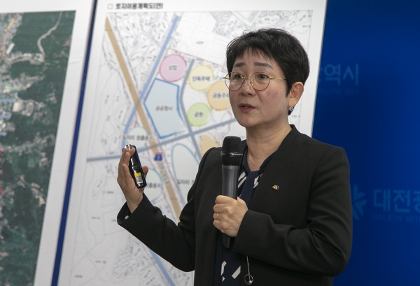 박정현 대덕구청장이 연축행정주거타운 조성 예정지를 현장 점검하는 모습