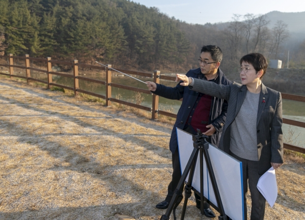 박정현 대덕구청장이 연축행정주거타운 조성 예정지를 현장 점검하는 모습