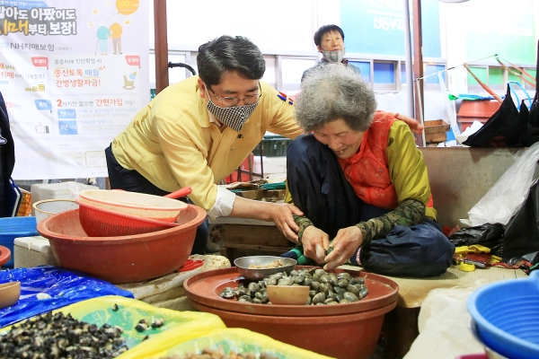 맹정호 서산시장이 서산동부전통시장을 찾아 상인들을 격려하고 애로사항을 청취하고 있다