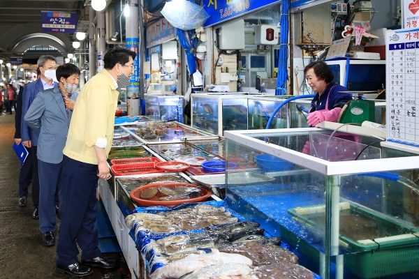 맹정호 서산시장이 서산동부전통시장을 찾아 상인들을 격려하고 애로사항을 청취하고 있다