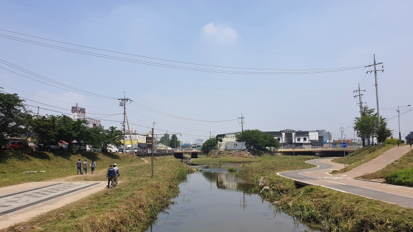 정비된 하천 산책로를 이용하는 시민