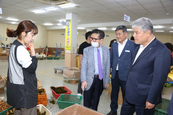 문정우 금산군수 금산인삼약초시장 현장방문 모습