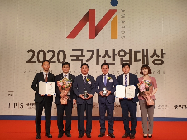 한국서부발전 엄경일 발전운영처장(좌측 4번째)과 김향기 안전품질처장(좌측 3번째) 및 직원들이 ‘2020 국가산업대상’ 환경경영·제조품질 부문 대상을 수상하고 기념 촬영.