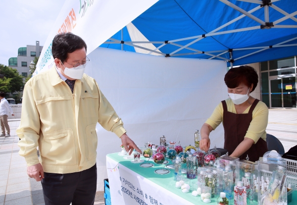 28일 청사 야외 광장에서 대전 사회적경제기업 장터를 돌아보고 있는 장종태 구청장