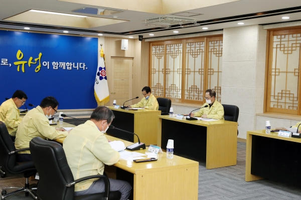 28일 구청 중회의실에서 열린 유성형 생활방역 추진상황 보고회에서 이동한 부구청장이 마무리 발언을 하고 있다.