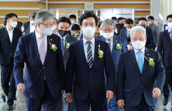 대전시는 28일 이재갑 고용노동부 장관, 허태정 대전시장, 지역 경제 및 노동단체 관계자 등이 참석한 가운데 '대전시 고용유지 상생협약'을 체결했다.