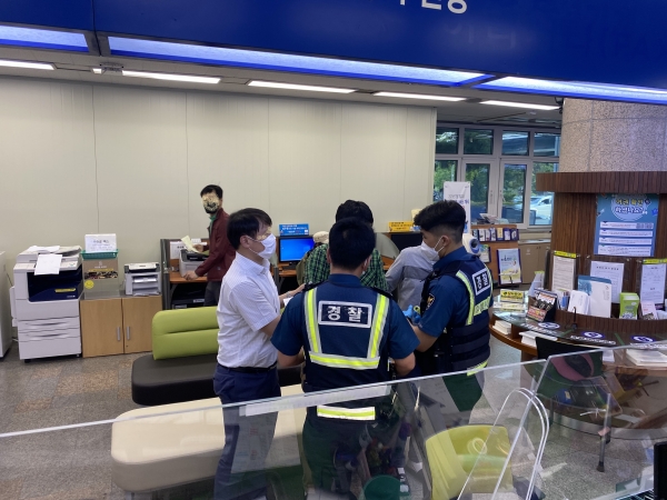 경찰관이 특이민원응대메뉴얼에 따라 폭언폭력 민원인을 진압장면