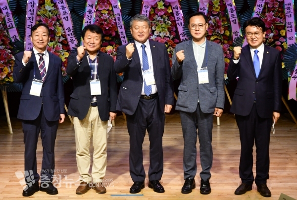 (왼쪽부터) 설동호 대전시교육감, 염홍철 전 대전시장, 문성식 대흥포럼 의장, 이명수 의원, 황운하 의원