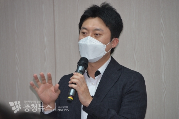 답변하는 권근용 세종시보건소장