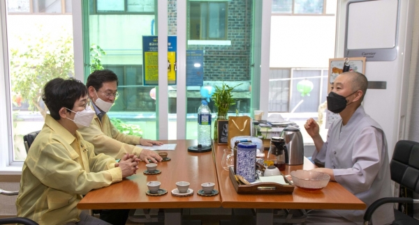 박정현 대덕구청장이 29일 관내 사찰을 방문해 코로나19 차단을 위한 생활 속 거리두기 실천 협조를 당부하고 있다
