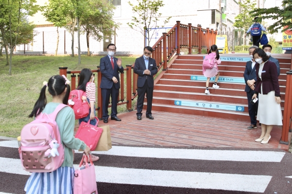 박상돈 시장, 아름초 방문 모습