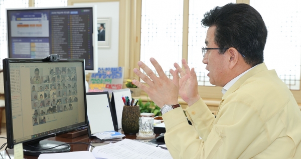 민선 7기 후반기의 초입에 선 허태정 대전시장이 2일 확대간부회의에서 공직사회의 변화와 혁신을 당부하고 있다.