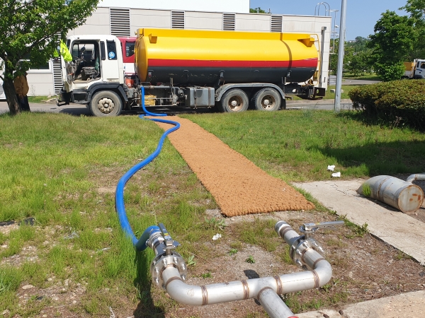 물 재이용을 위해 대전하수처리장에서 방류수를 공급받고 있는 살수차